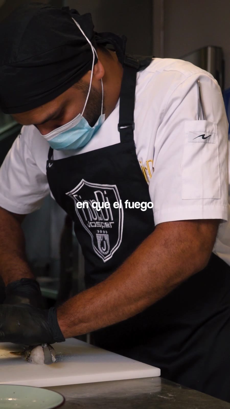 Cocinero preparando en la cocina de Fiordi