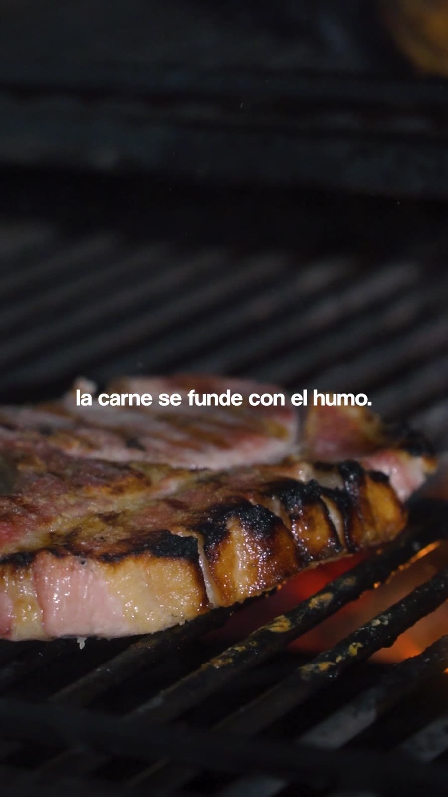 Carne sellándose en la parrilla del horno Josper