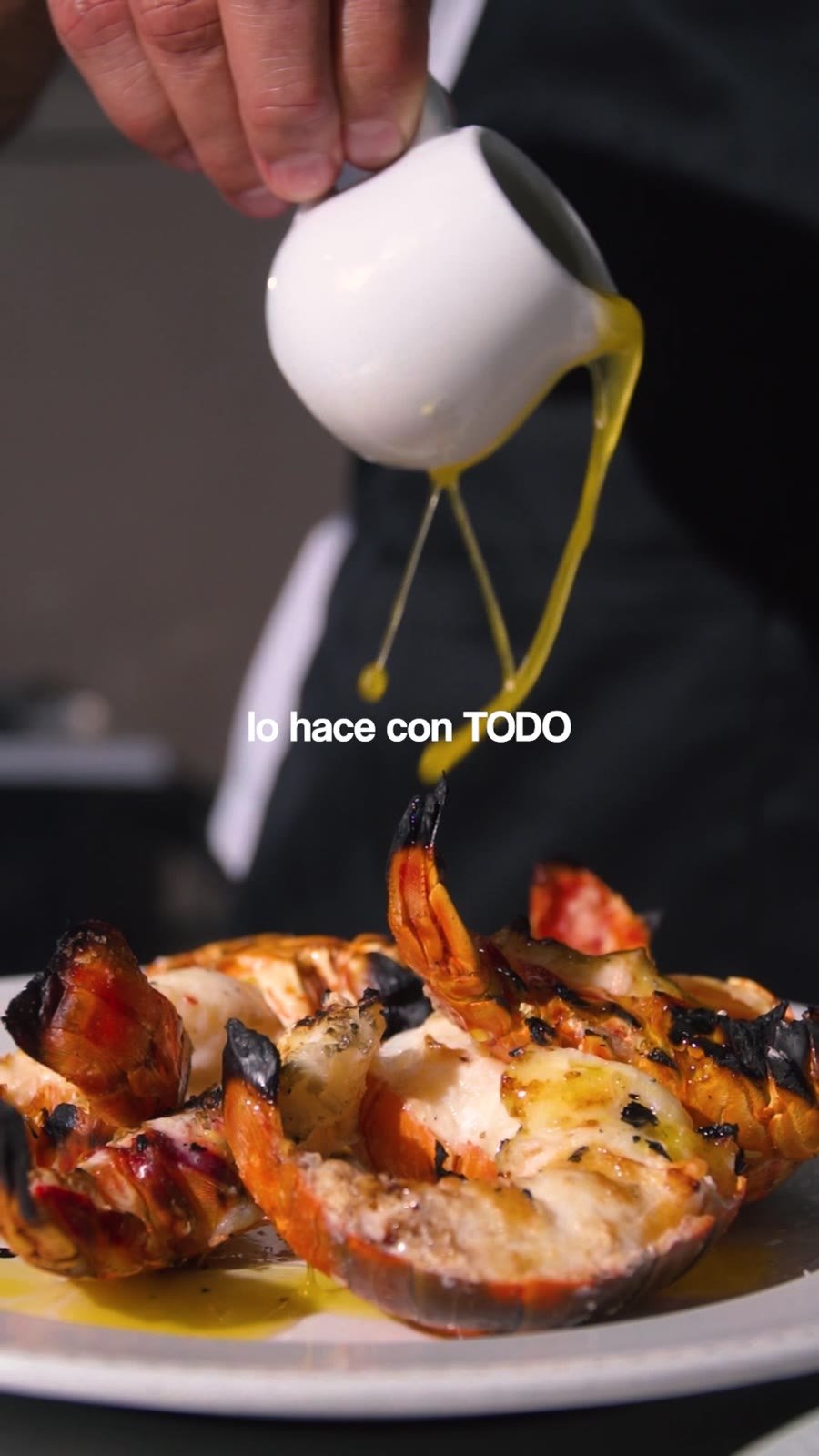 Salsa sobre langostas a la parrilla