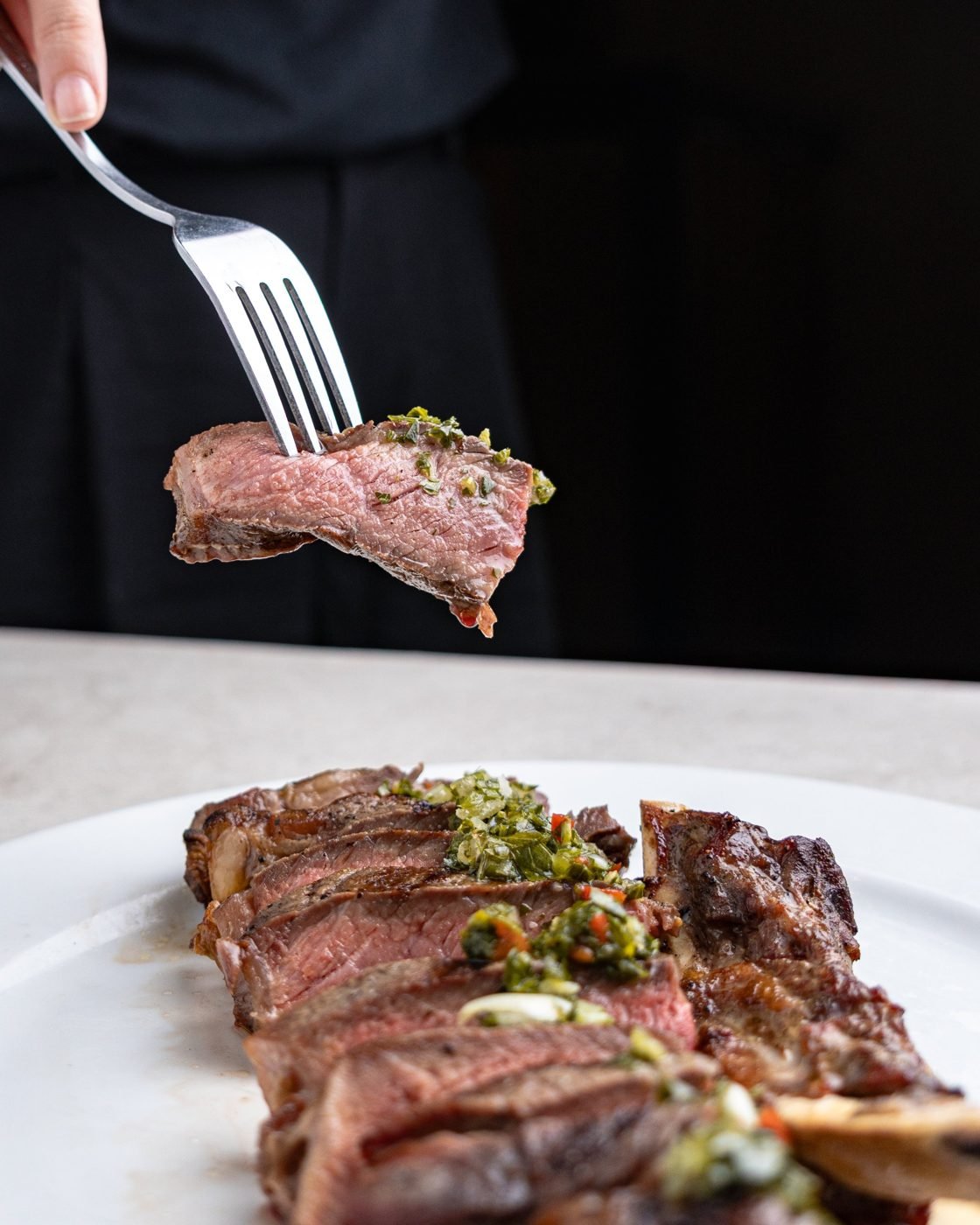 Corte de res con chimichurri levantado con tenedor