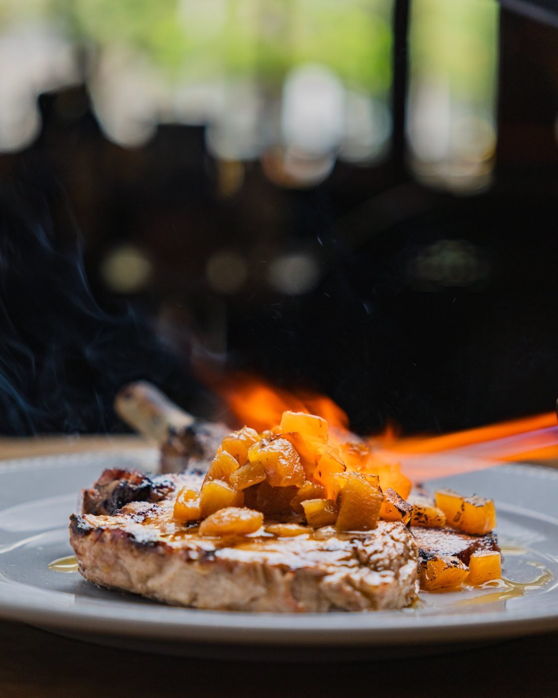 Chuleta con piña caramelizada al soplete