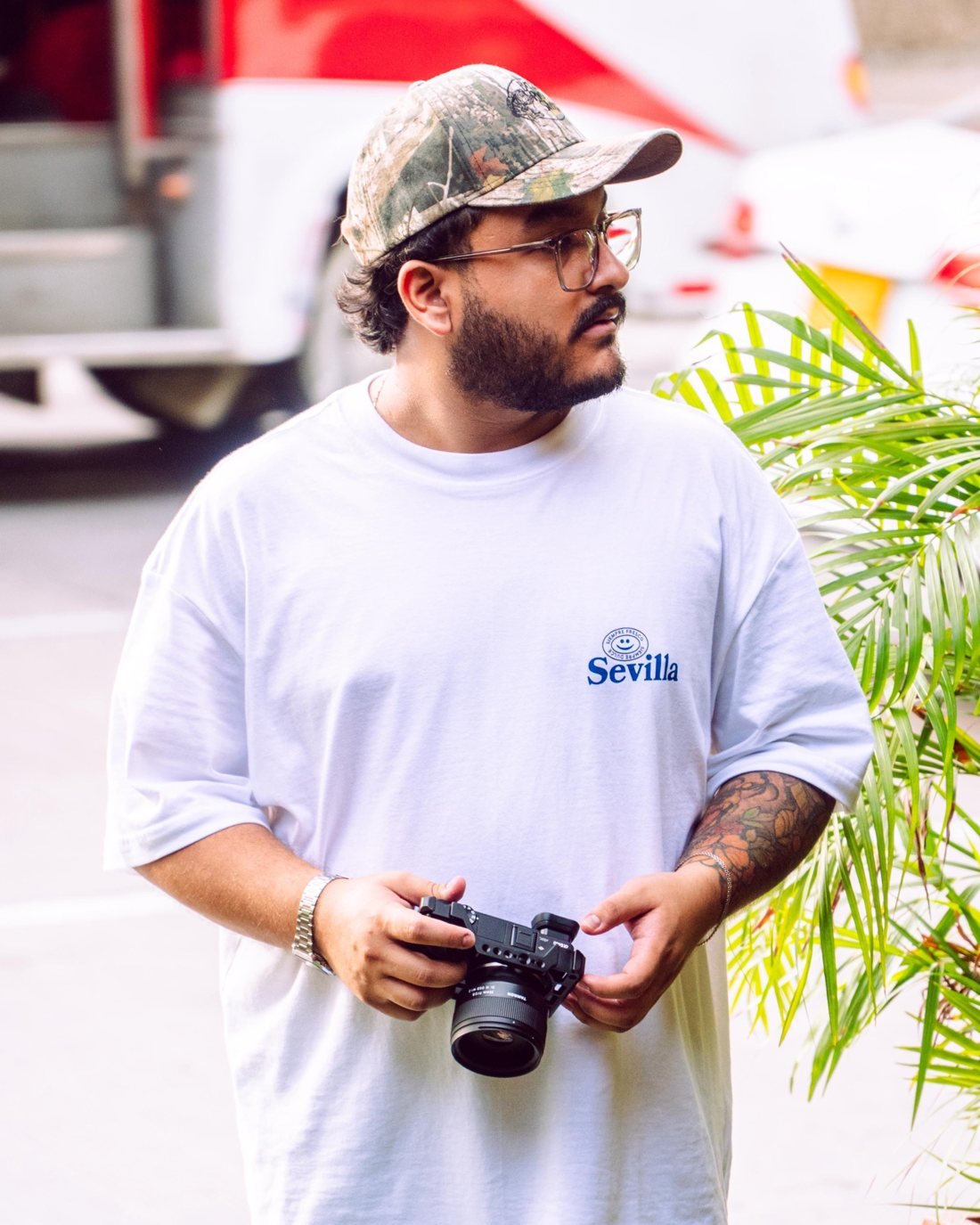Mateo Guzmán, director de Mg.films, con su cámara