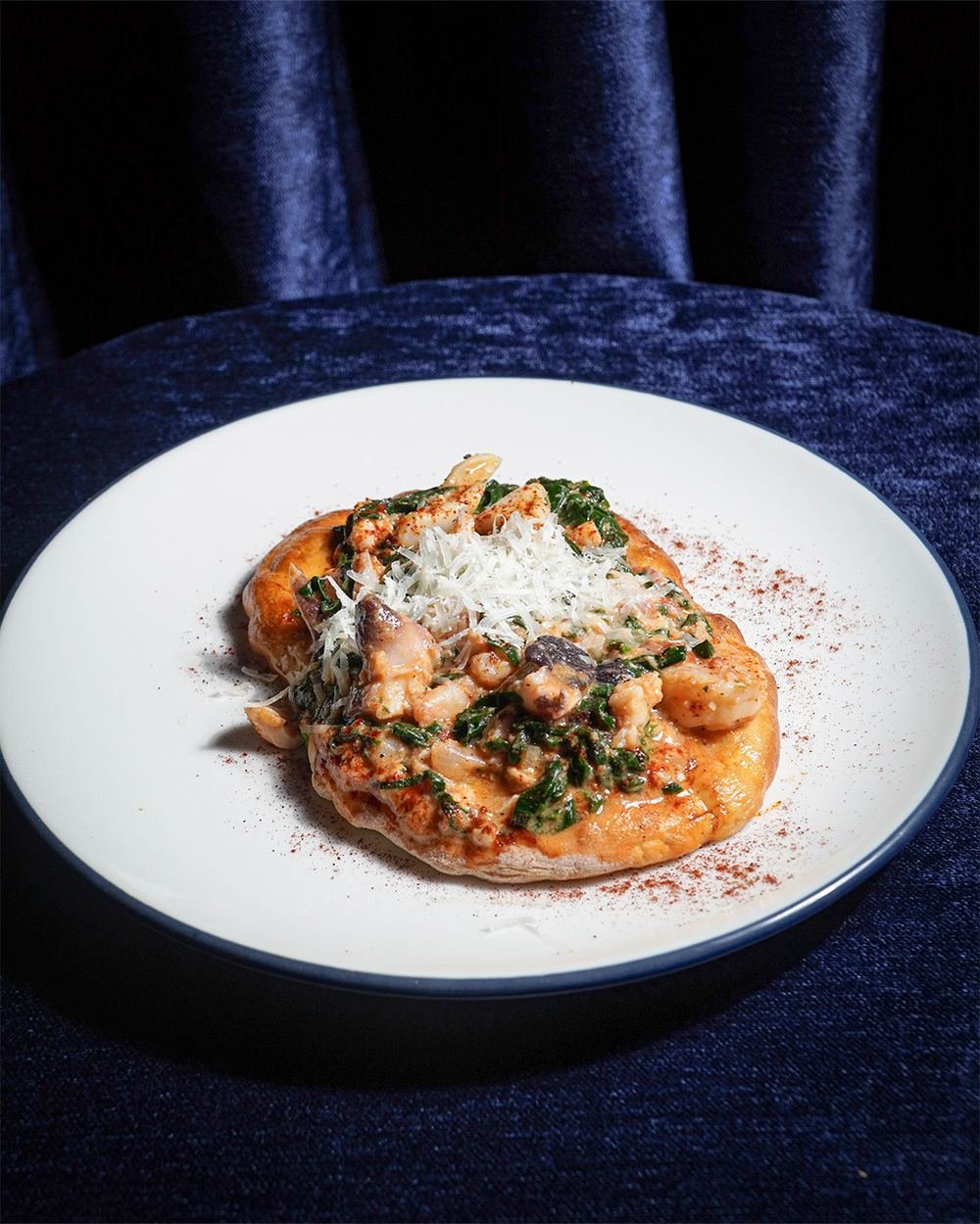 Plato con camarones sobre terciopelo azul