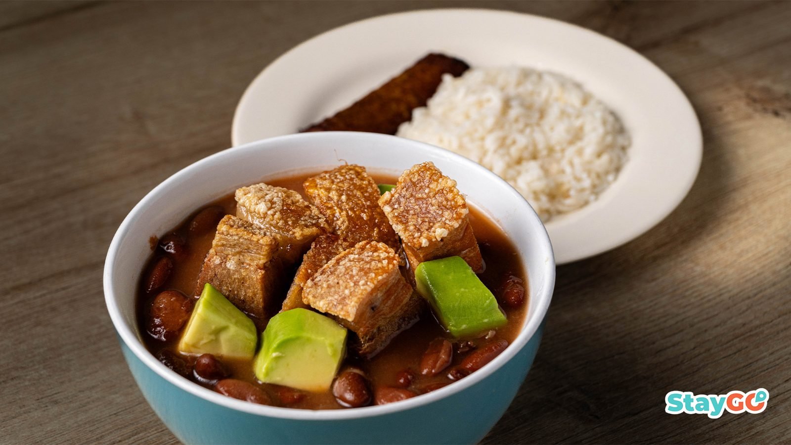 Frijoles con chicharrón y aguacate